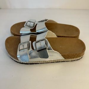BJB SILVER LARGE BUCKLE SANDALS SZ 9.5W